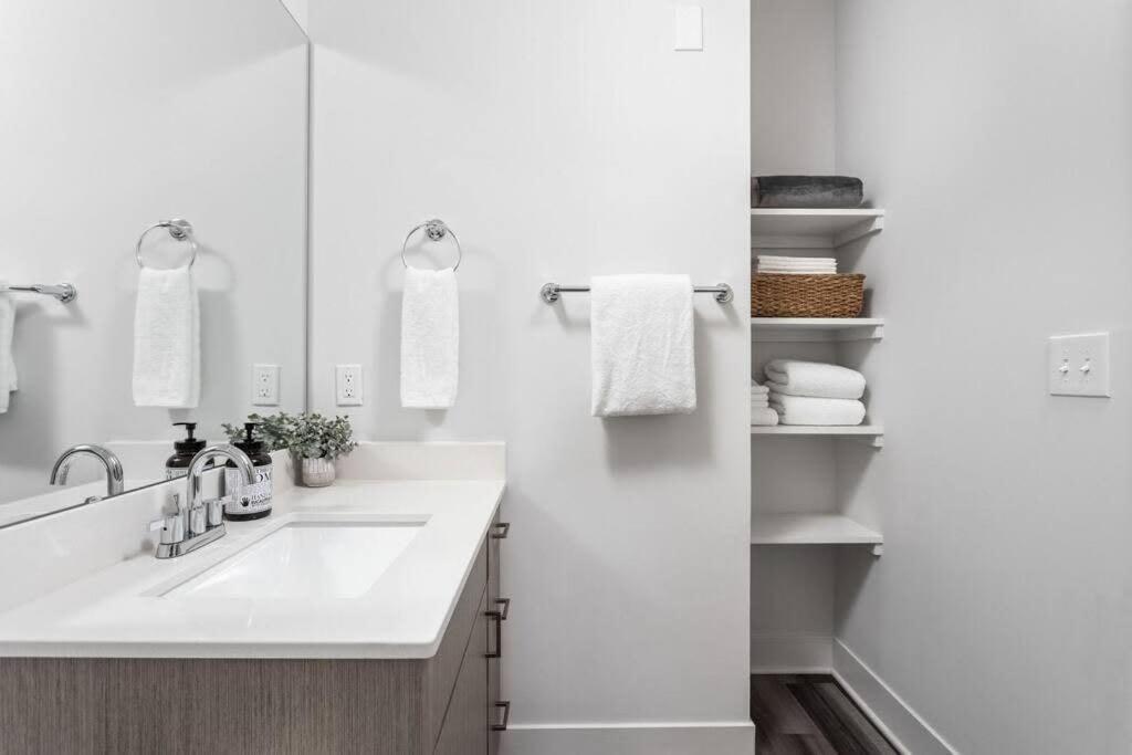 Dream Apartment Near Whole Foods Cozysuites Индианаполис Екстериор снимка