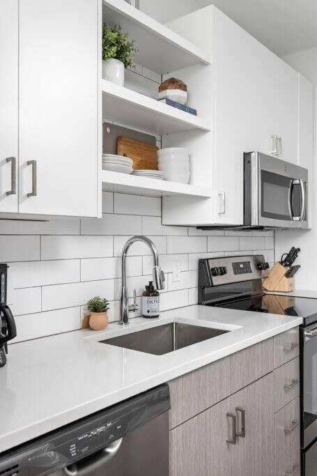 Dream Apartment Near Whole Foods Cozysuites Индианаполис Екстериор снимка