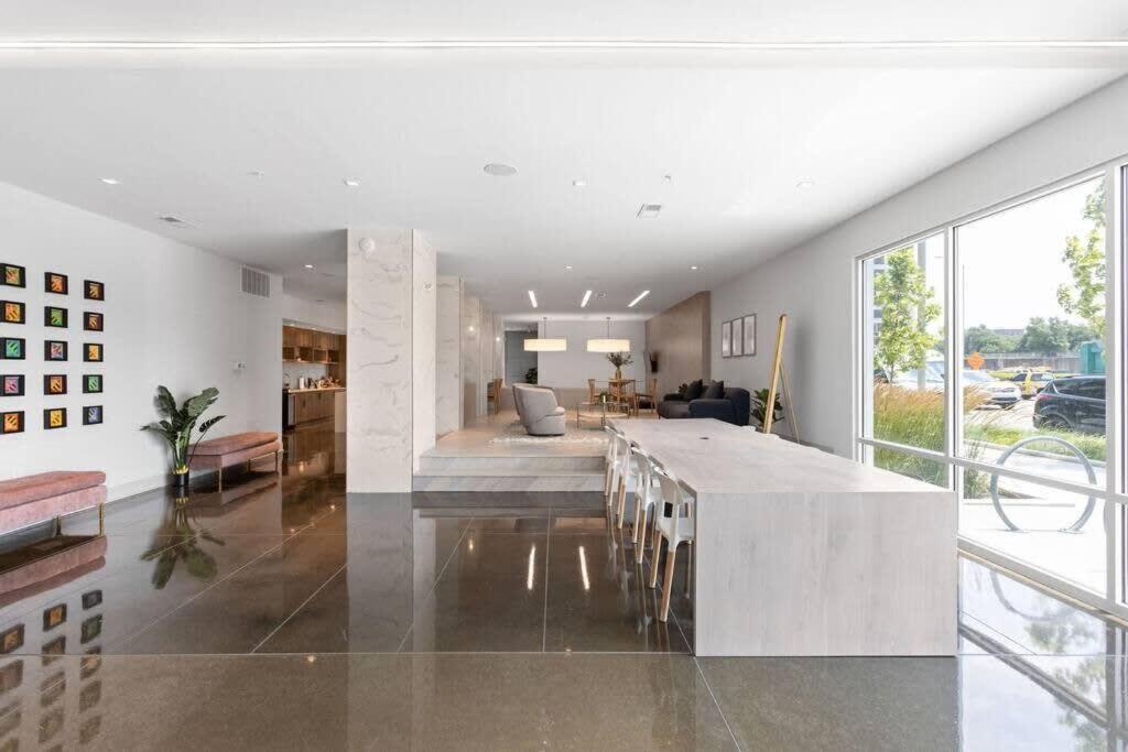 Dream Apartment Near Whole Foods Cozysuites Индианаполис Екстериор снимка