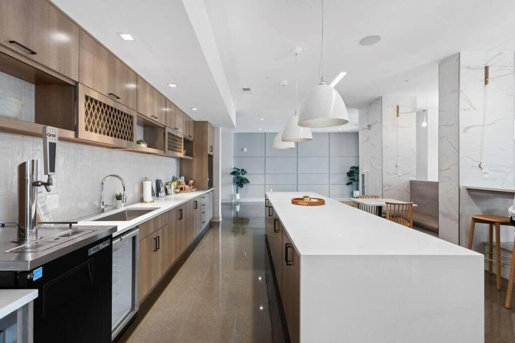 Dream Apartment Near Whole Foods Cozysuites Индианаполис Екстериор снимка